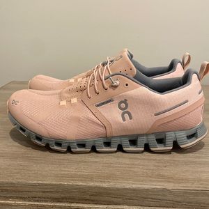 On cloud tennis shoes. Size 9